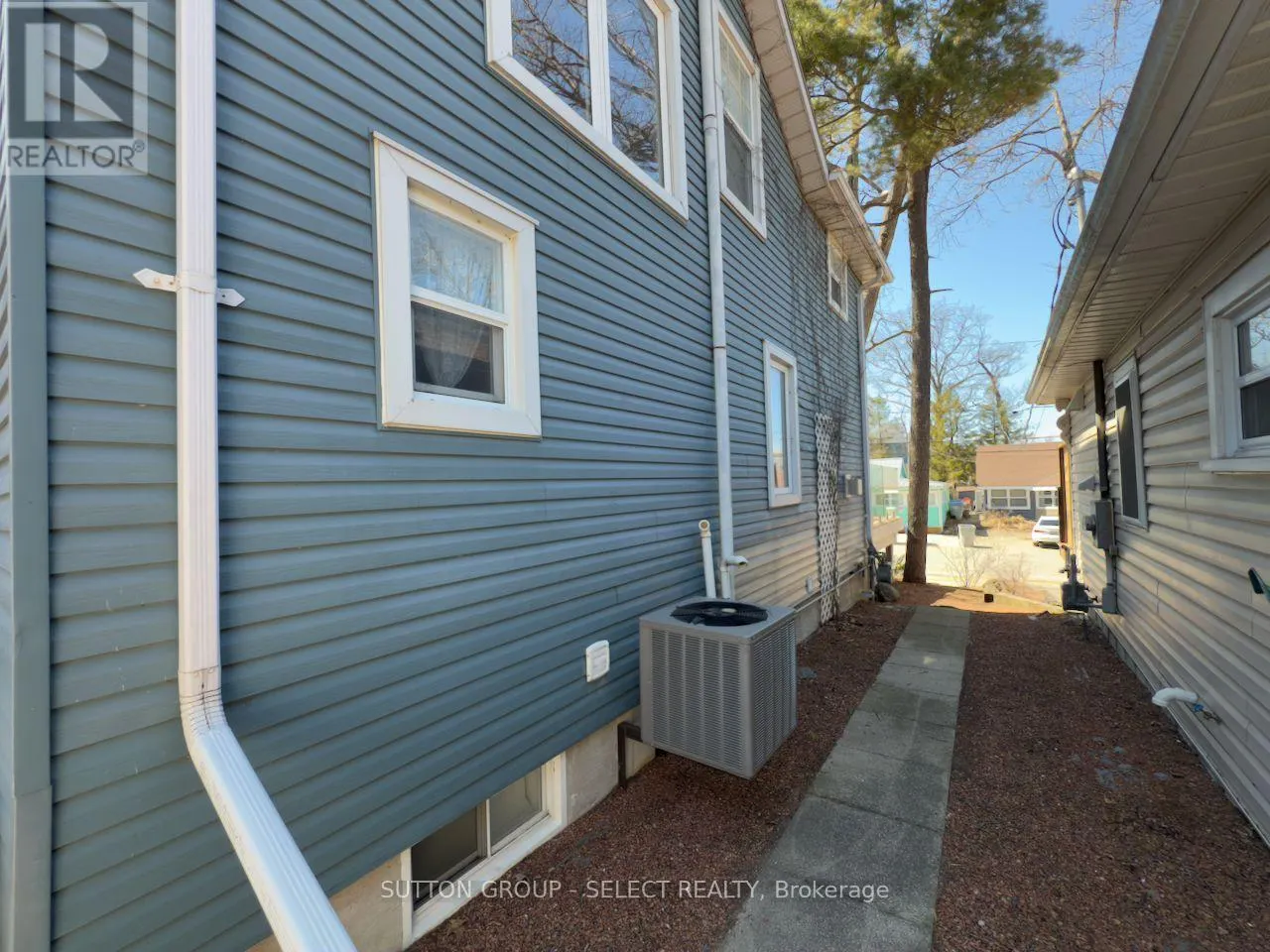 16 HURON AVENUE