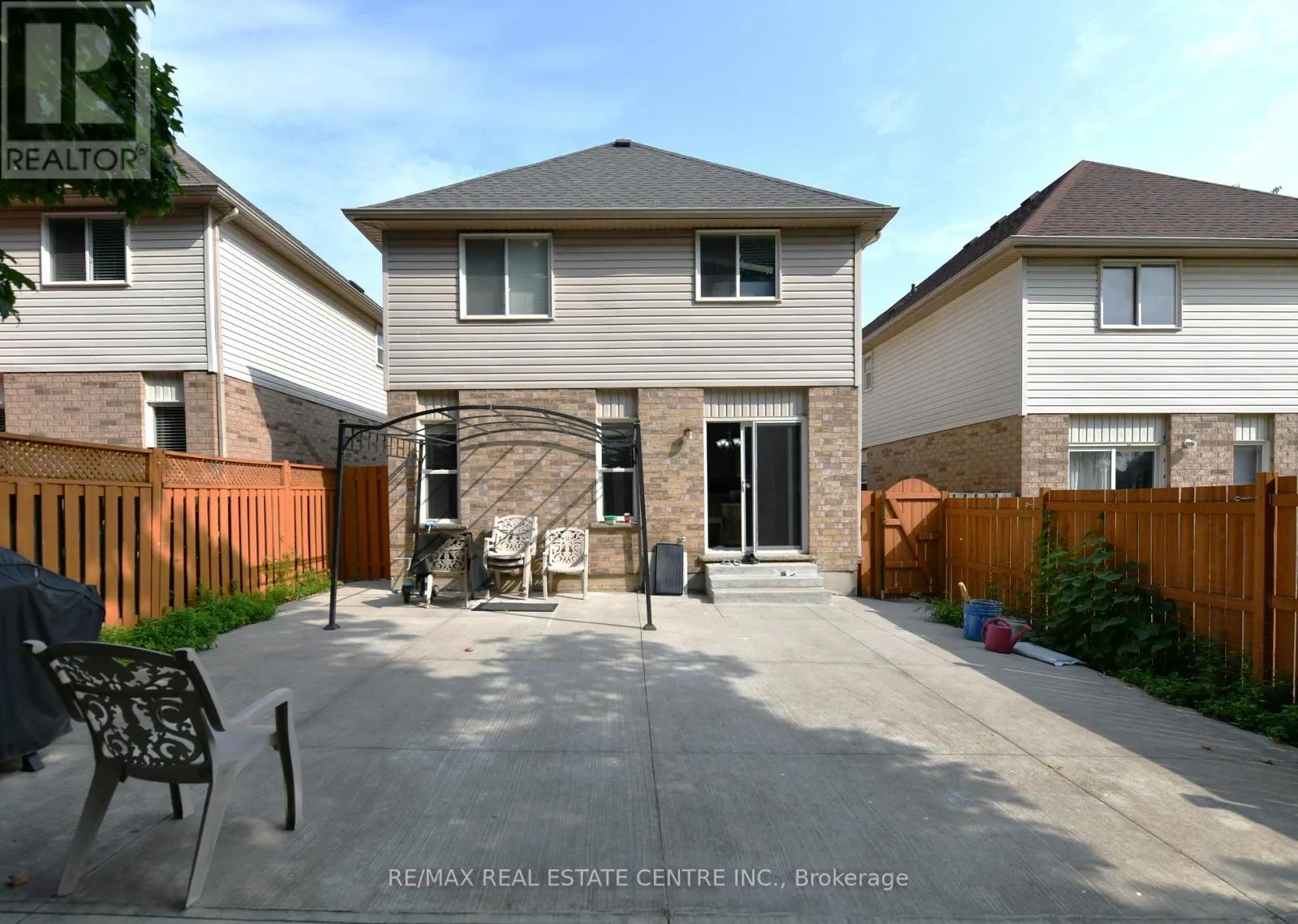260 BRIDLEWREATH STREET