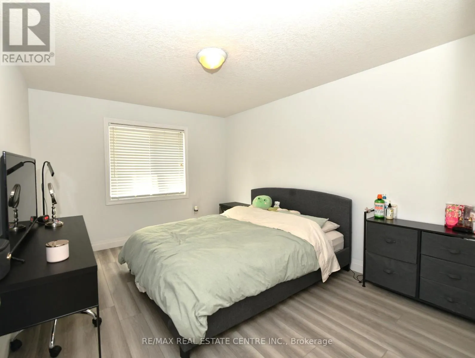 260 BRIDLEWREATH STREET