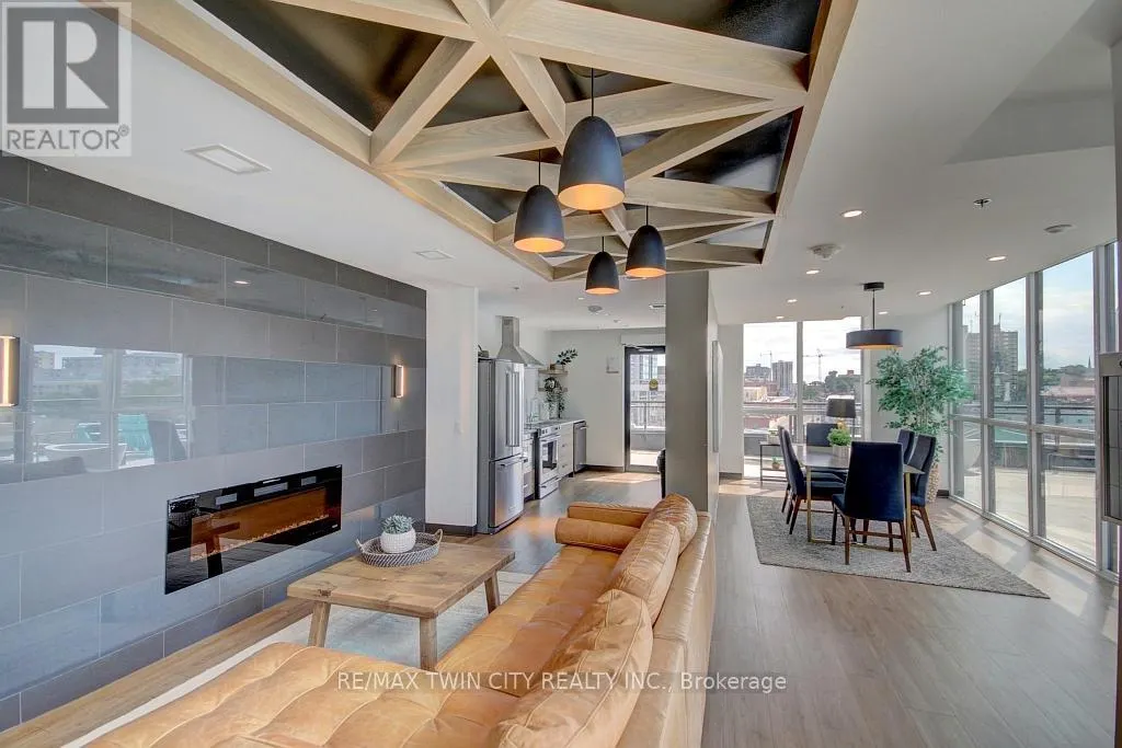 1805 - 60 CHARLES STREET W