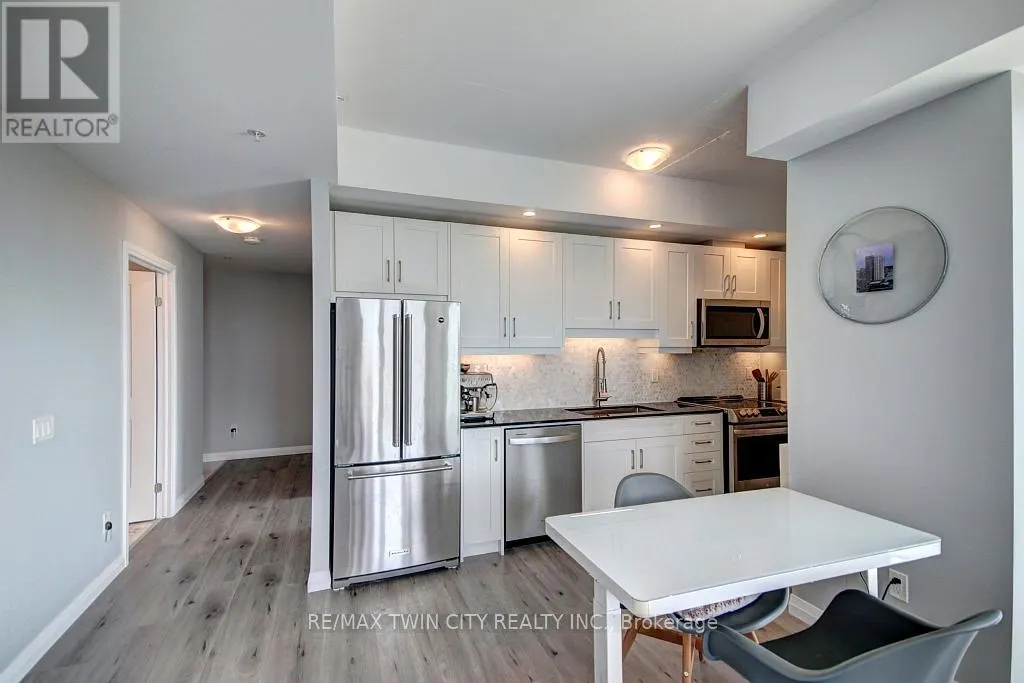 1805 - 60 CHARLES STREET W
