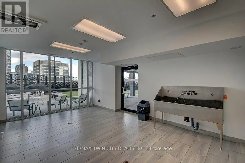 1805 - 60 CHARLES STREET W