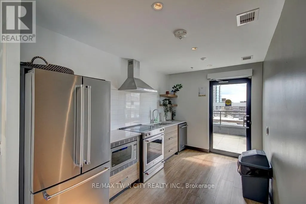 1805 - 60 CHARLES STREET W