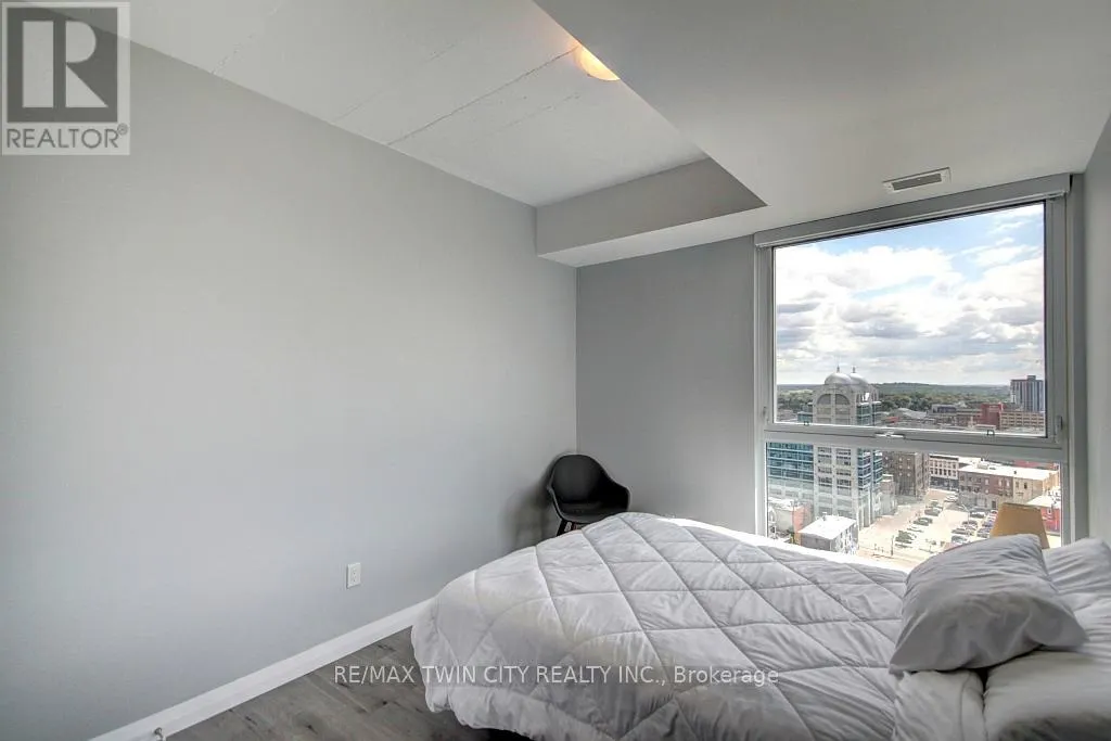 1805 - 60 CHARLES STREET W