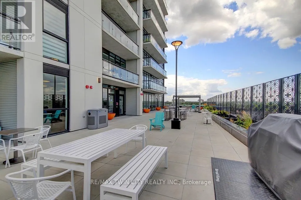 1805 - 60 CHARLES STREET W