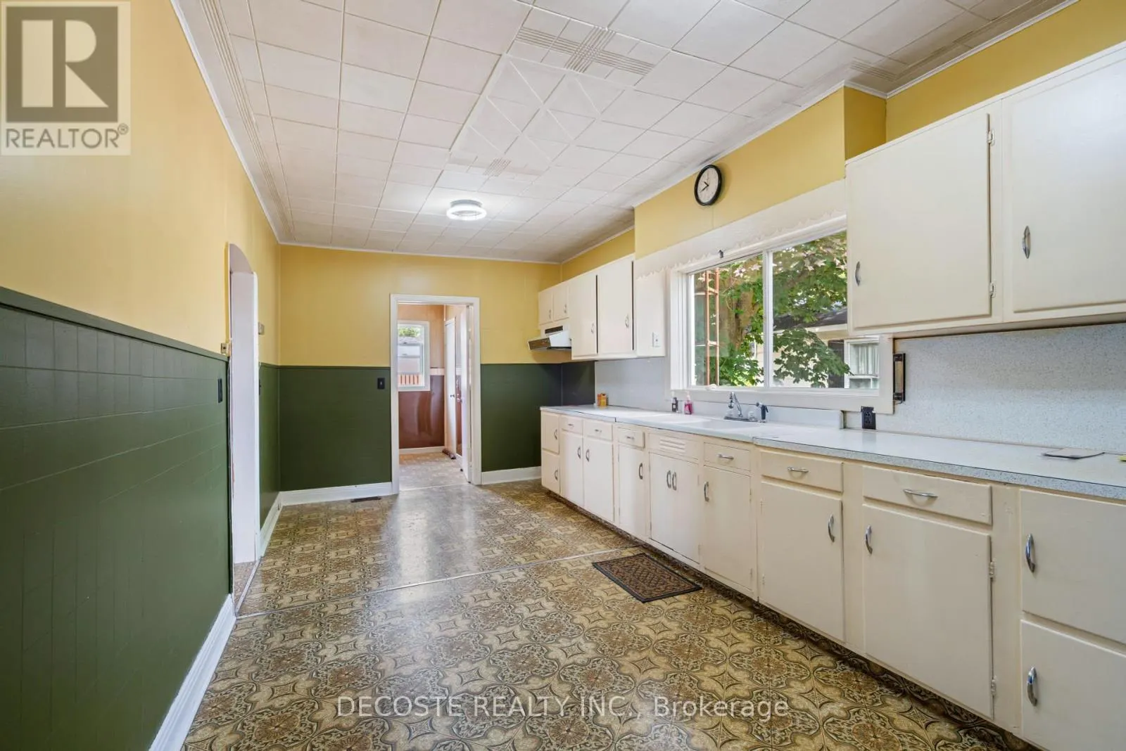 79 LOCHIEL STREET E