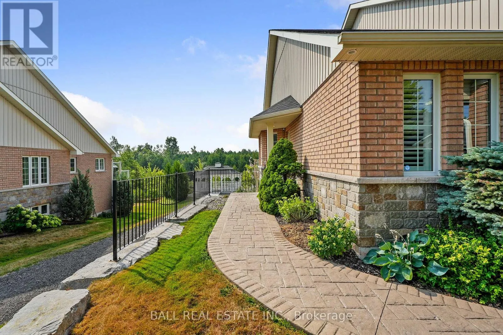 87 - 89 VILLAGE CRESCENT S, #87