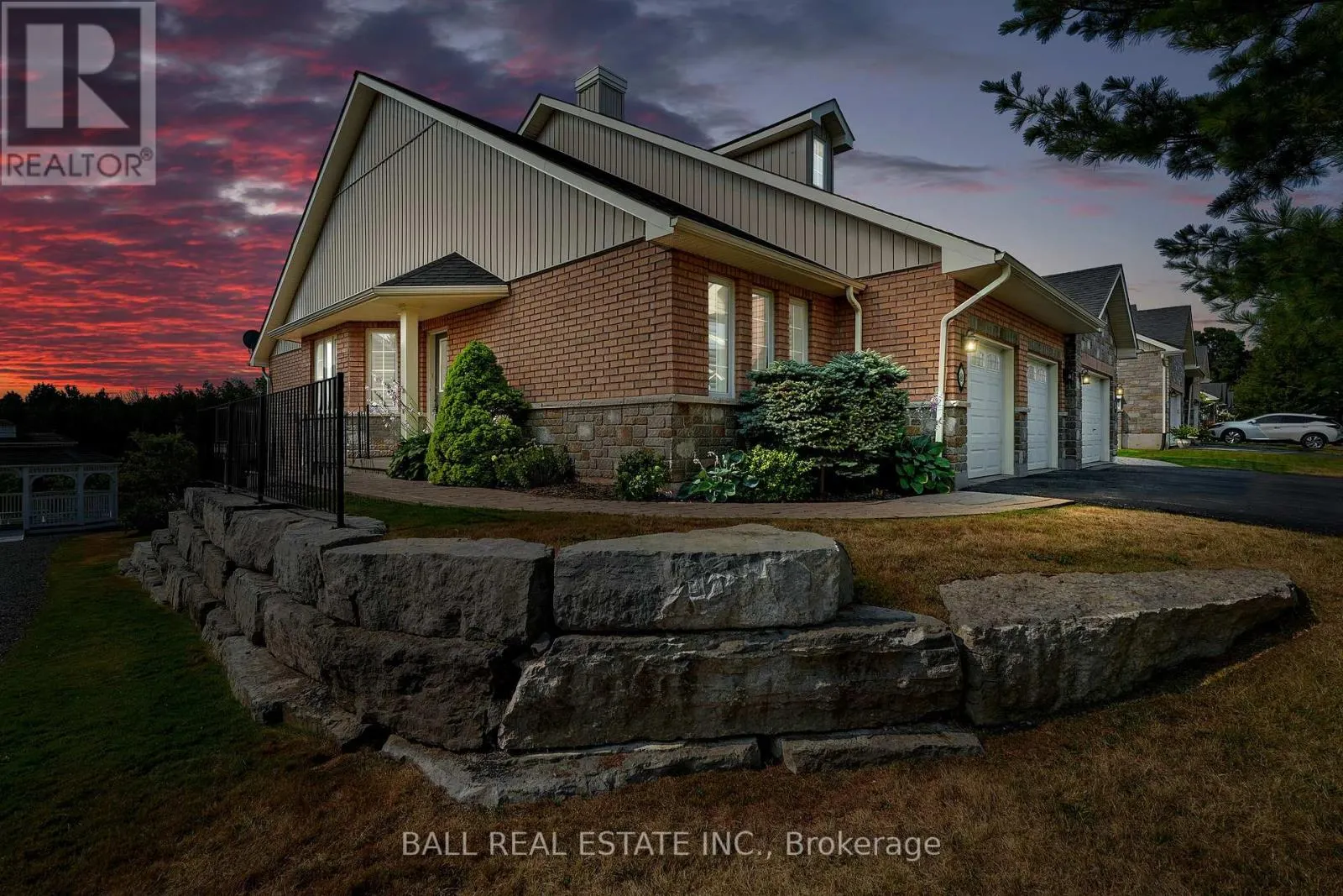 87 - 89 VILLAGE CRESCENT S, #87