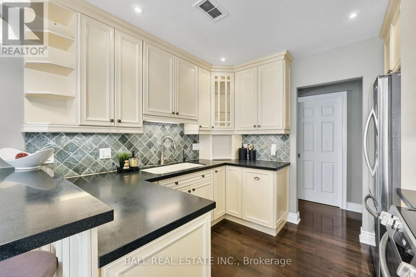 87 - 89 VILLAGE CRESCENT S, #87