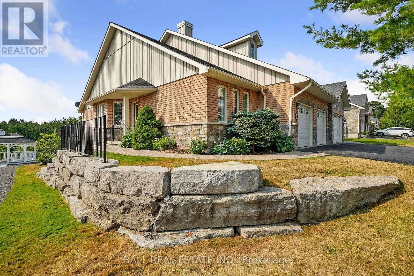 87 - 89 VILLAGE CRESCENT S, #87