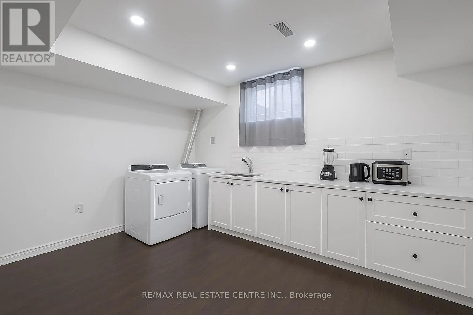 12 SWAN AVENUE