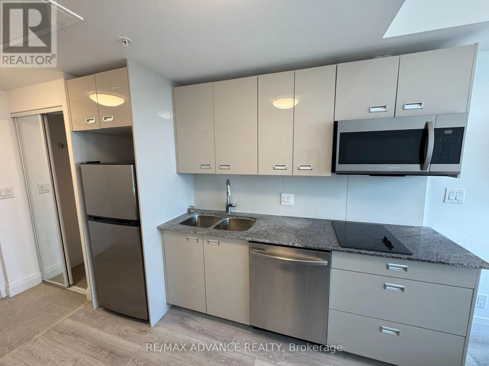 902 - 652 PRINCESS STREET