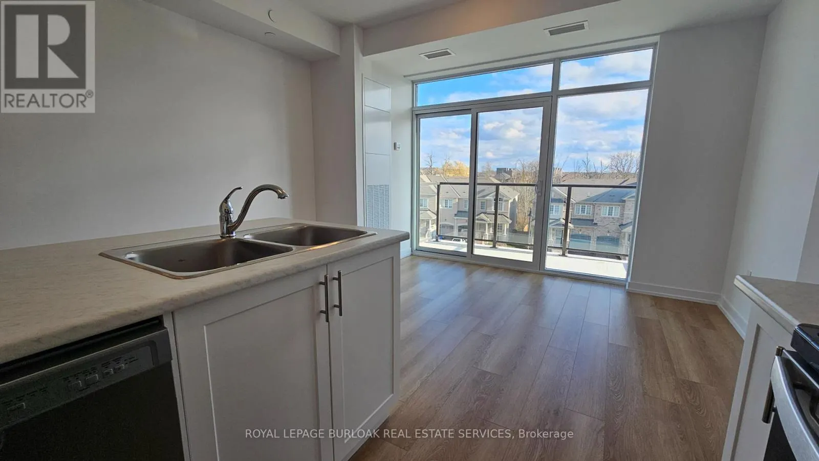 322 - 470 DUNDAS STREET