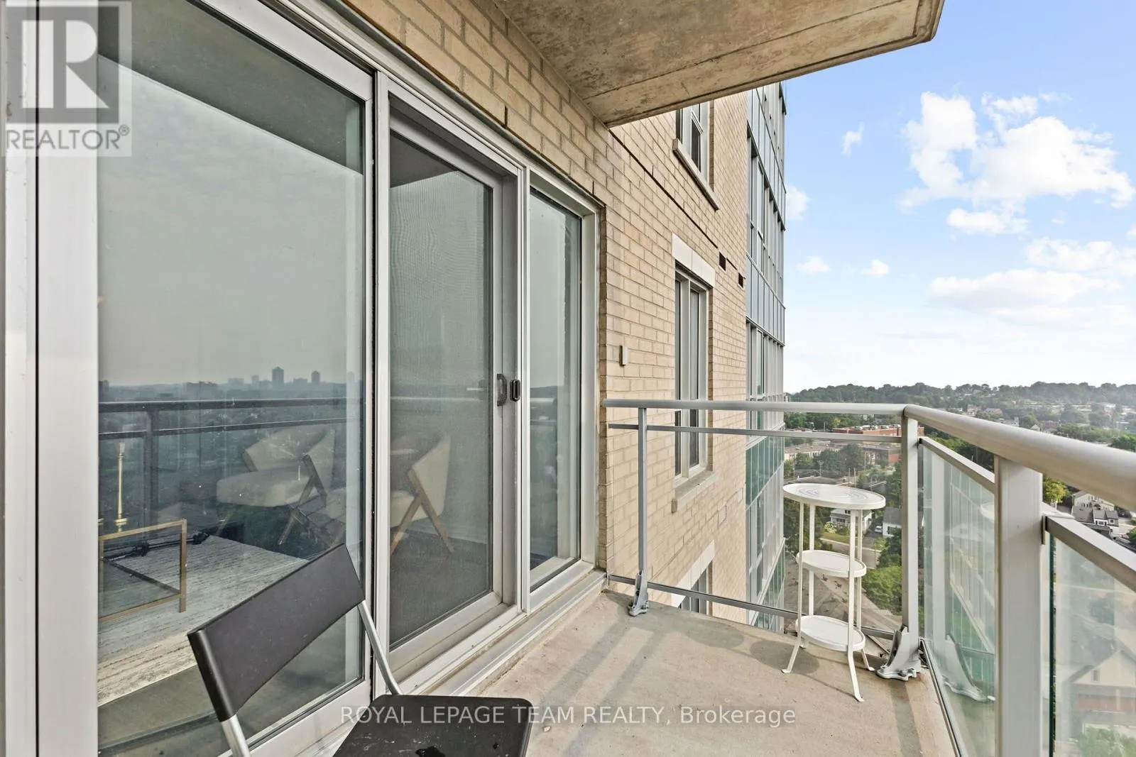 1408 - 90 LANDRY STREET