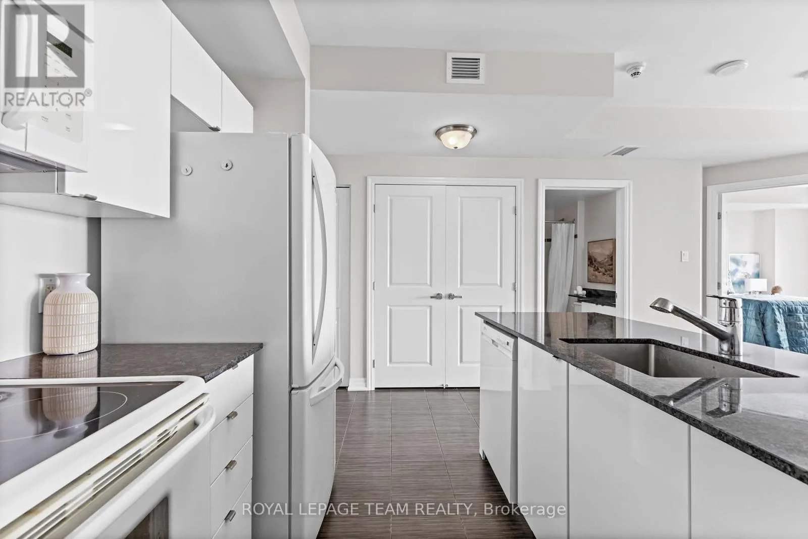 1408 - 90 LANDRY STREET