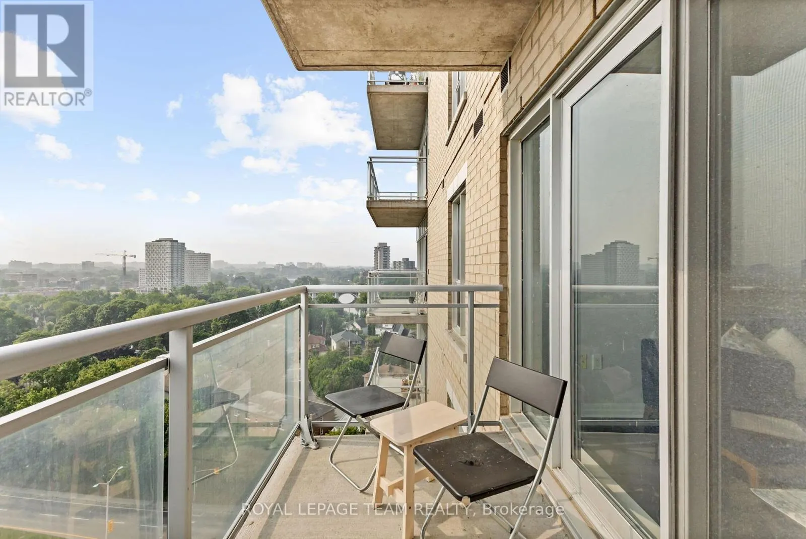 1408 - 90 LANDRY STREET