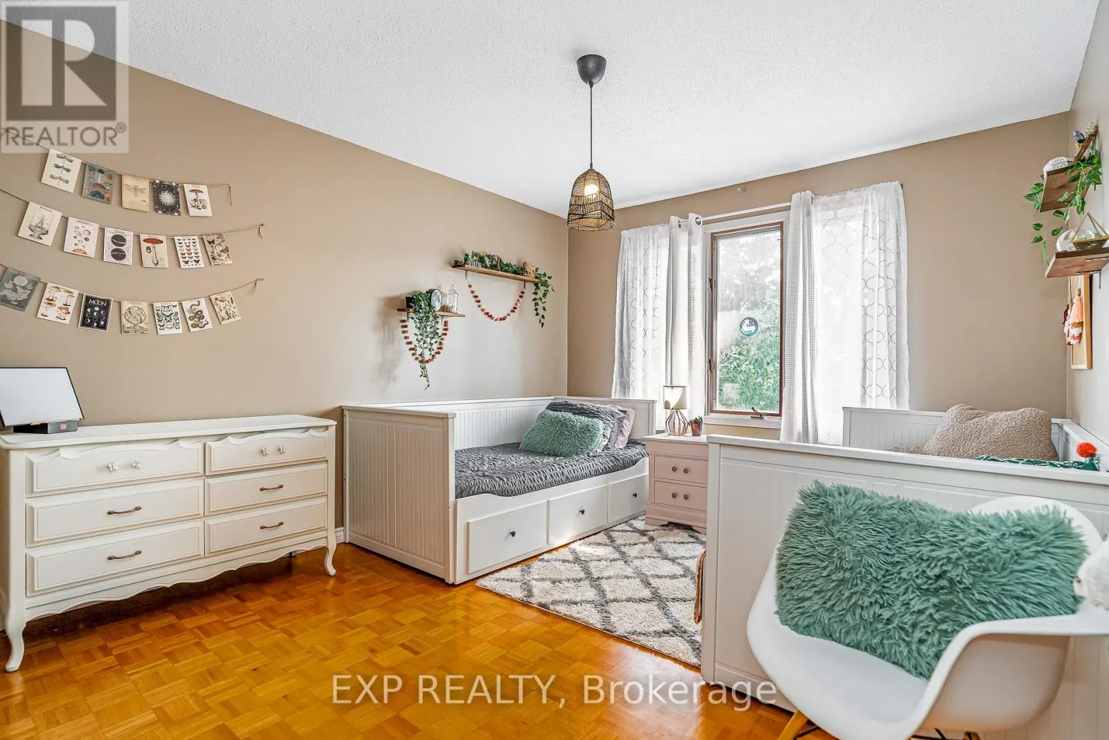 36 BETHUNE WAY