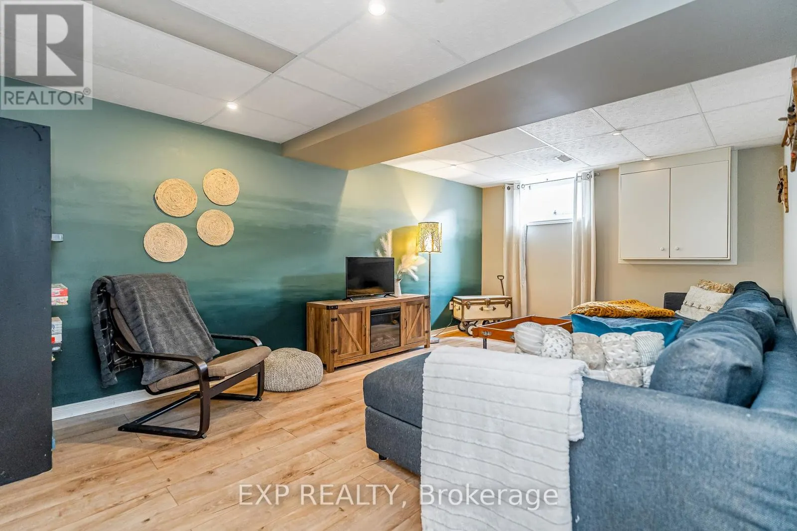 36 BETHUNE WAY