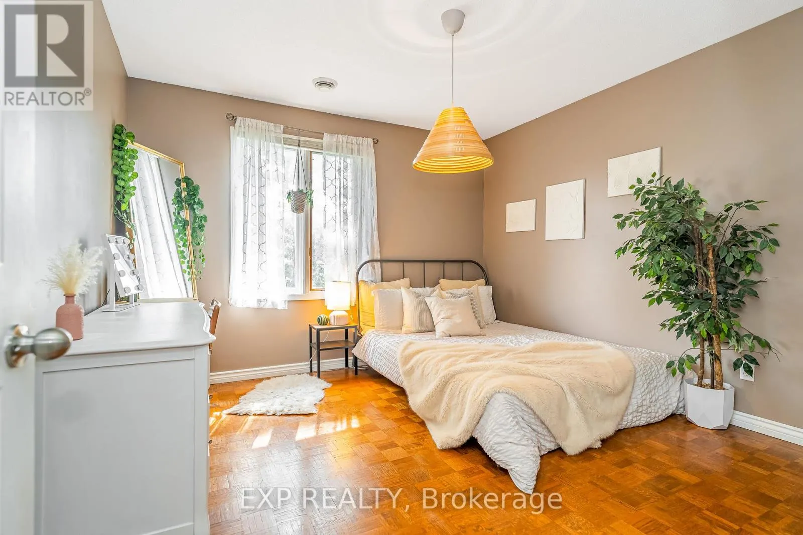 36 BETHUNE WAY