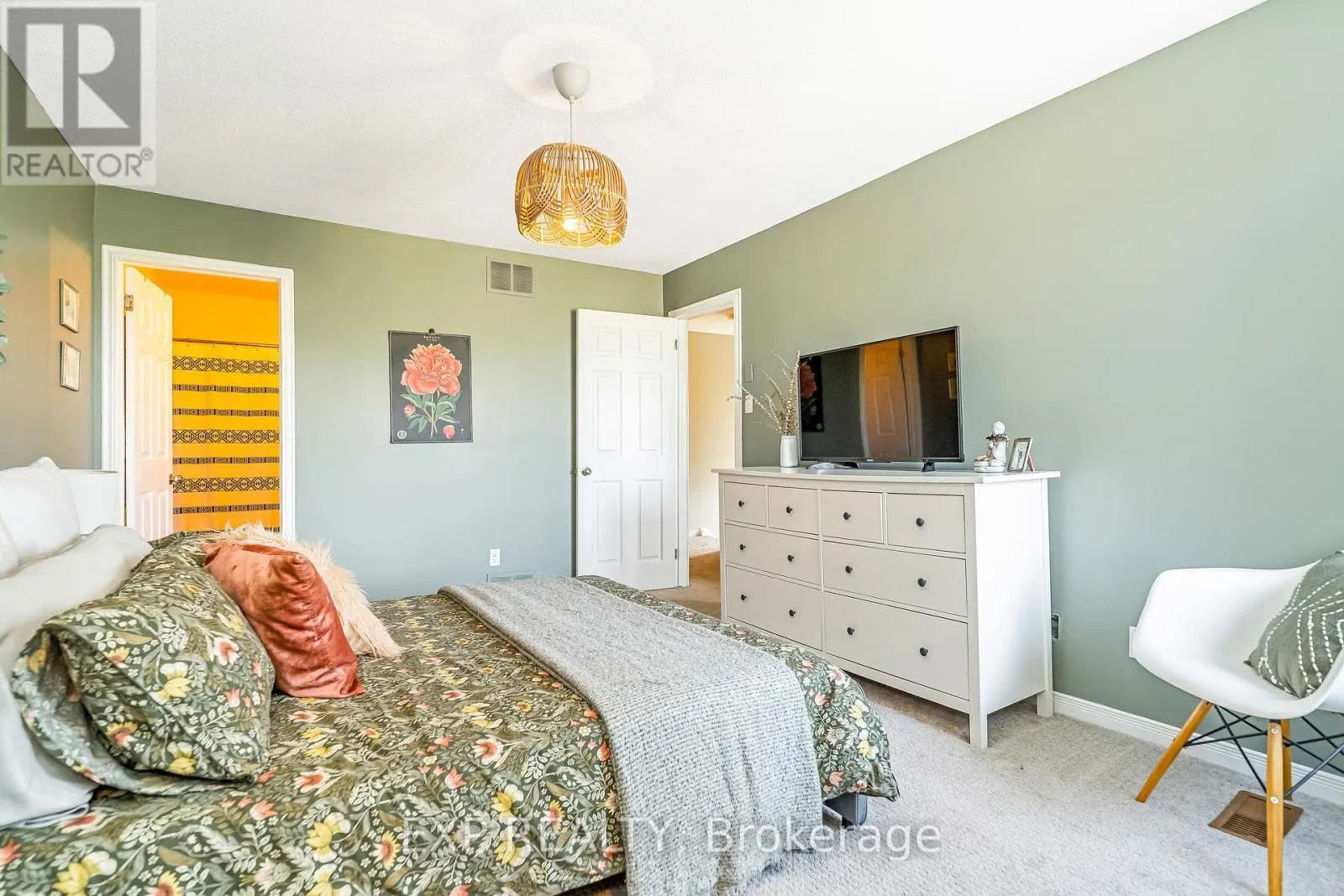 36 BETHUNE WAY