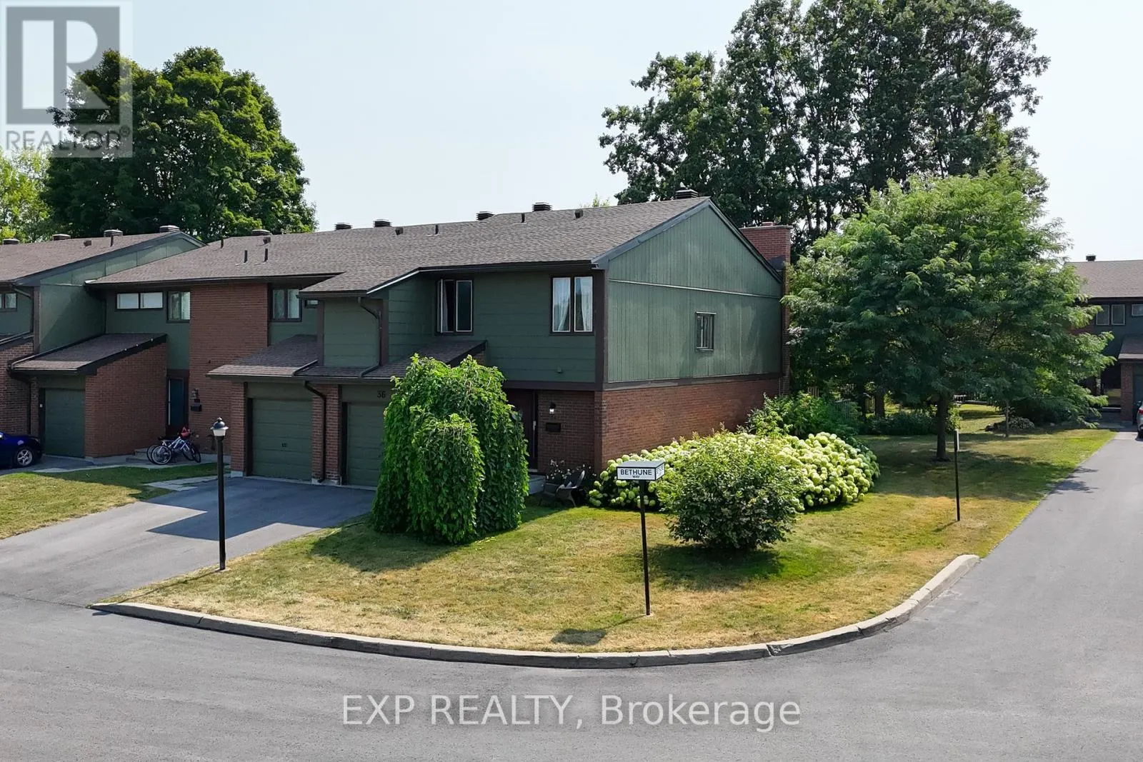 36 BETHUNE WAY