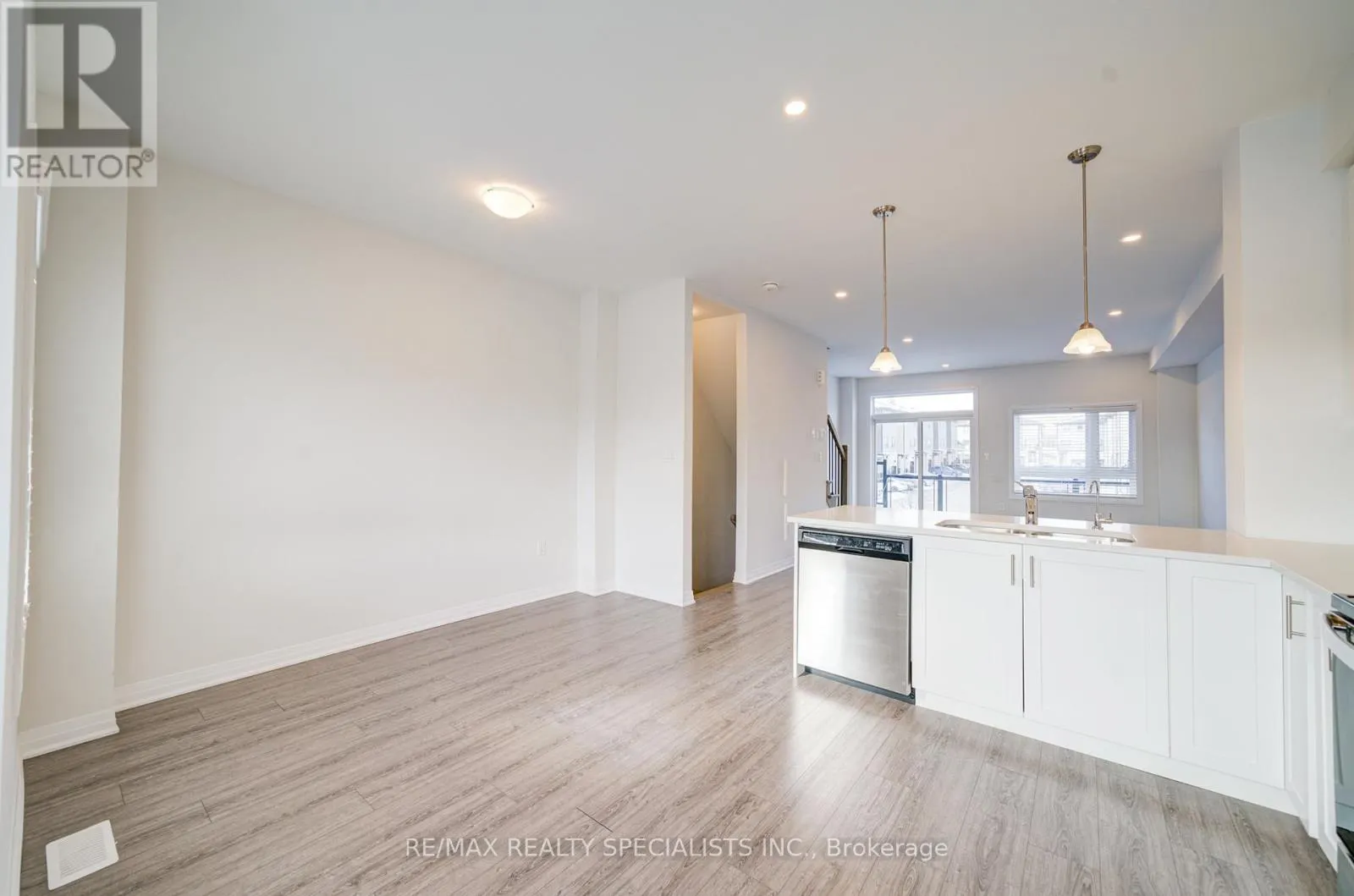 7 - 51 SPARROW AVENUE