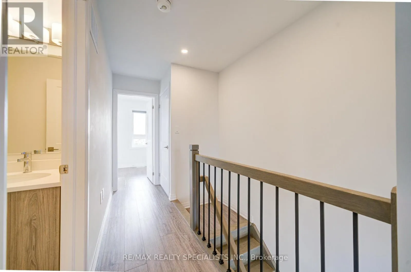 7 - 51 SPARROW AVENUE