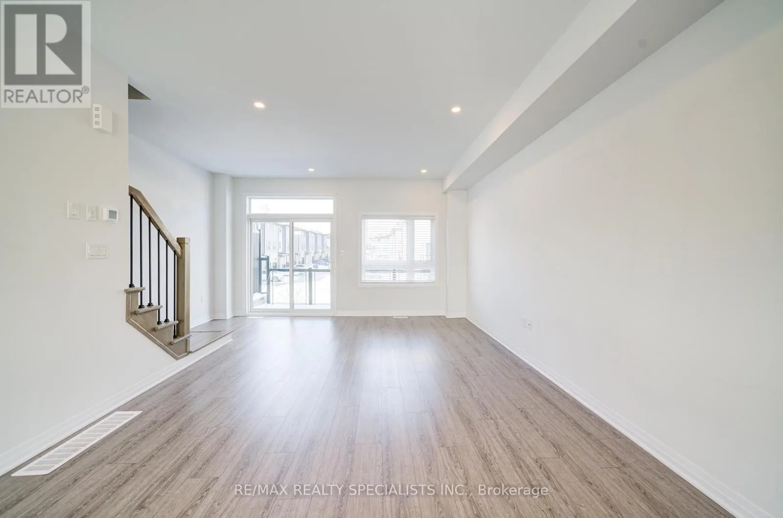 7 - 51 SPARROW AVENUE
