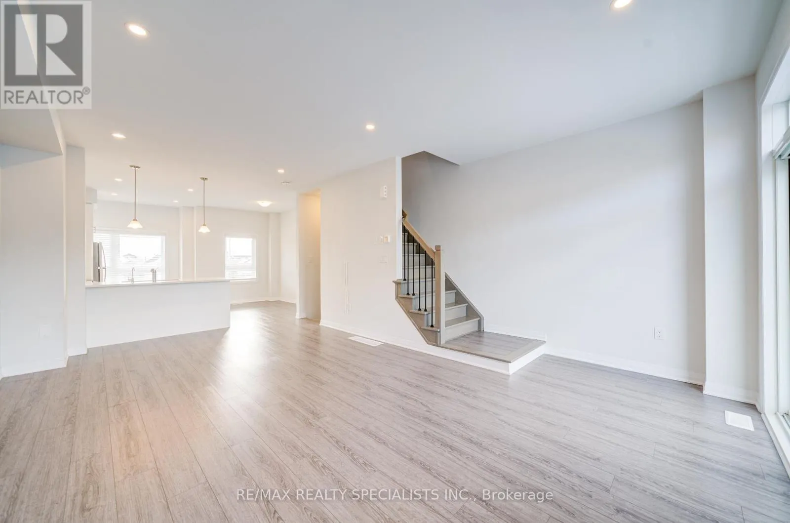 7 - 51 SPARROW AVENUE