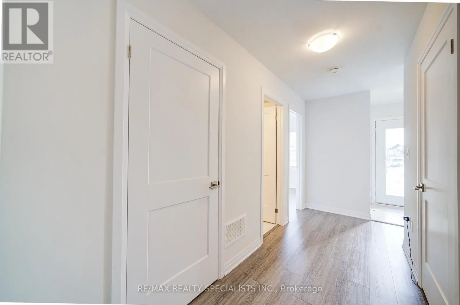 7 - 51 SPARROW AVENUE