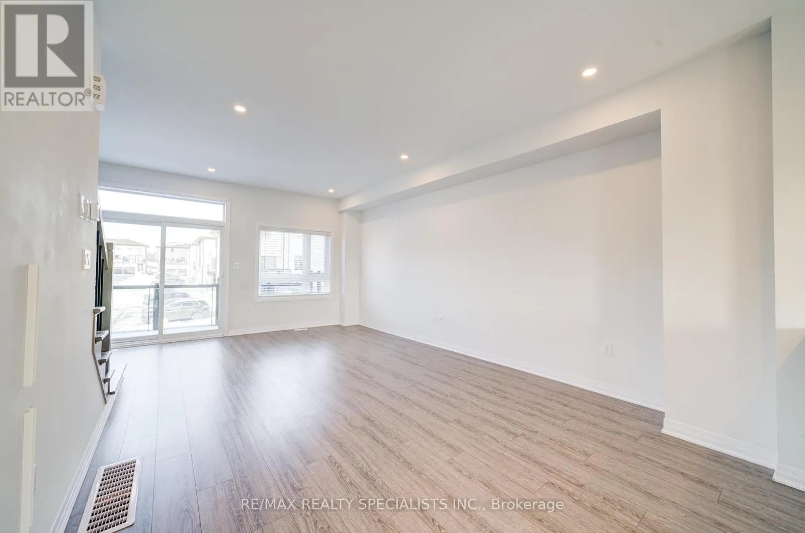 7 - 51 SPARROW AVENUE