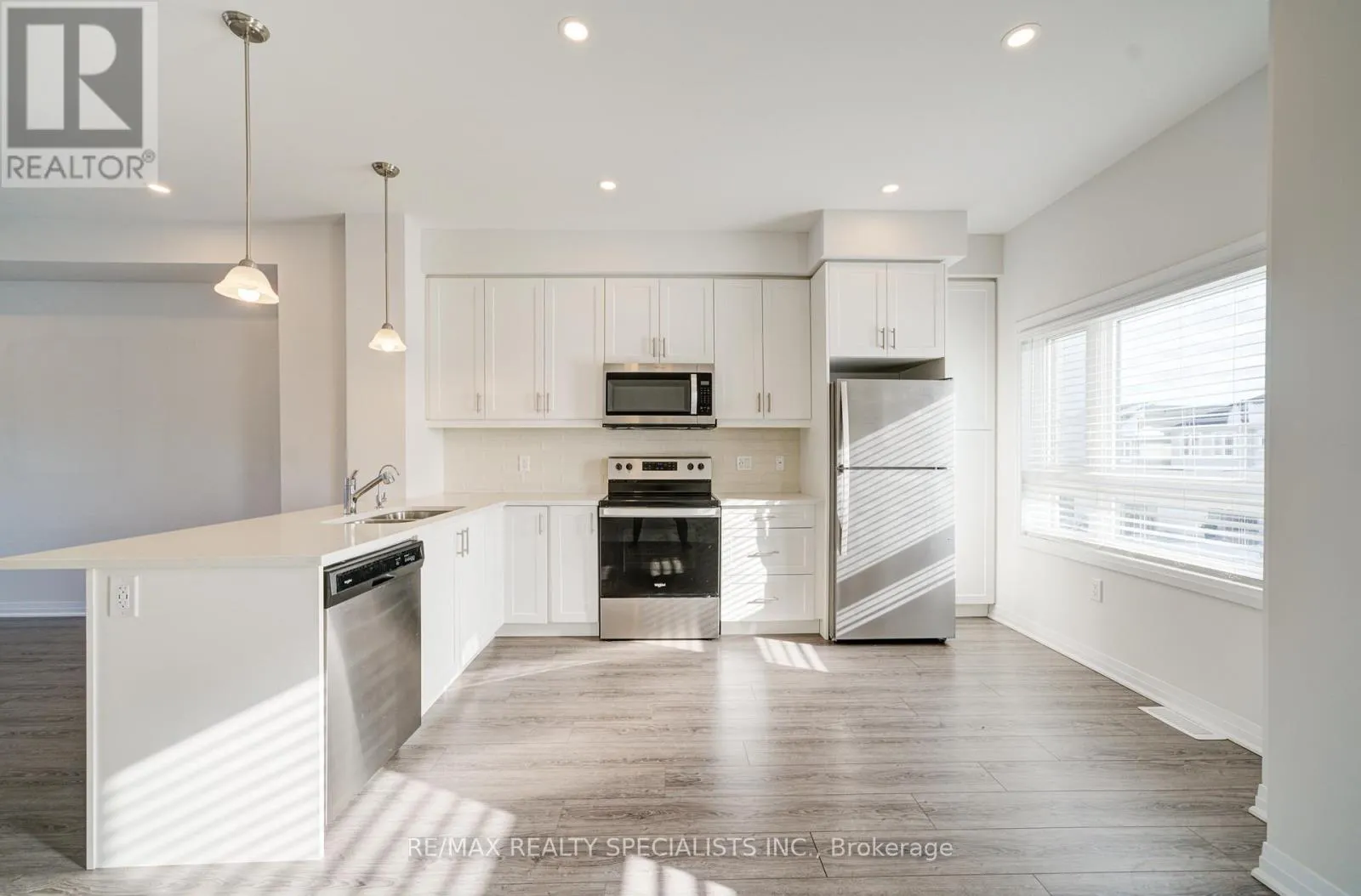 7 - 51 SPARROW AVENUE
