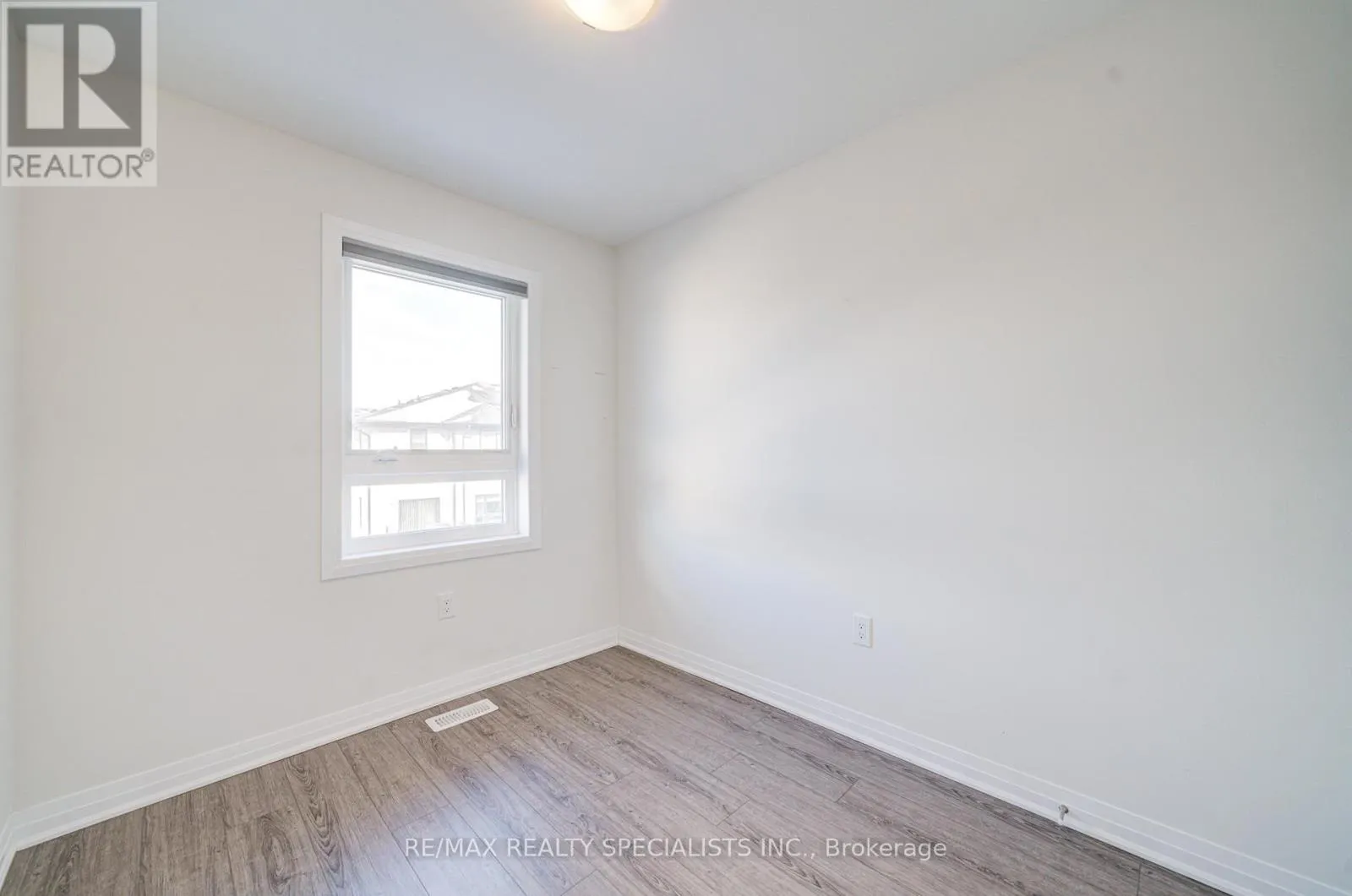 7 - 51 SPARROW AVENUE