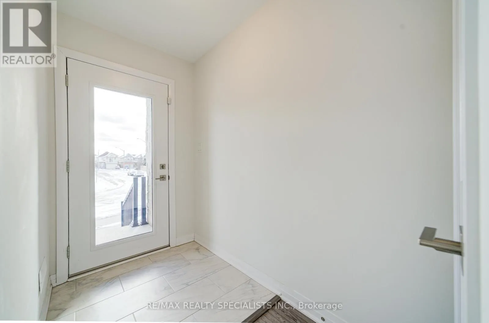 7 - 51 SPARROW AVENUE