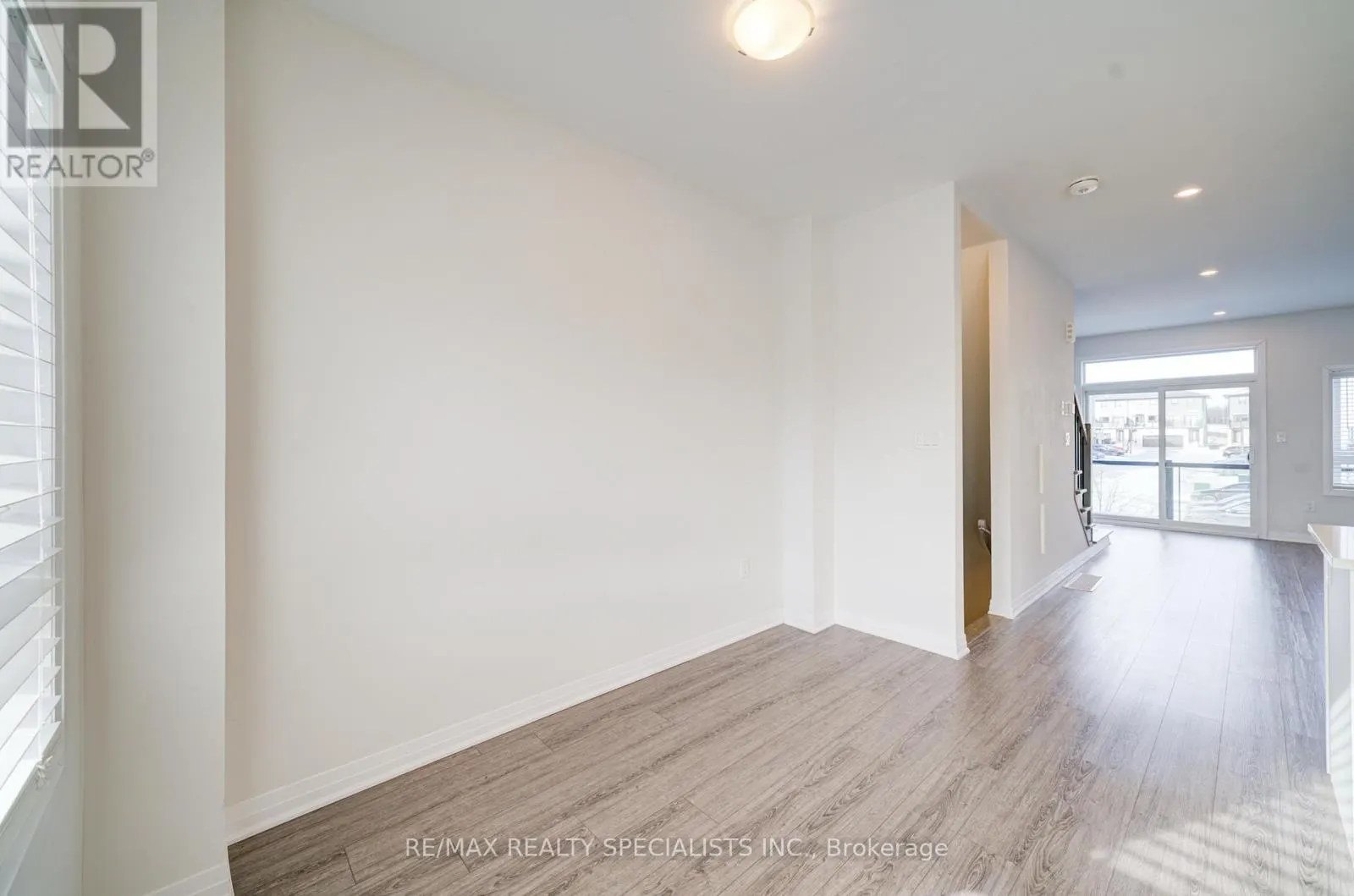 7 - 51 SPARROW AVENUE