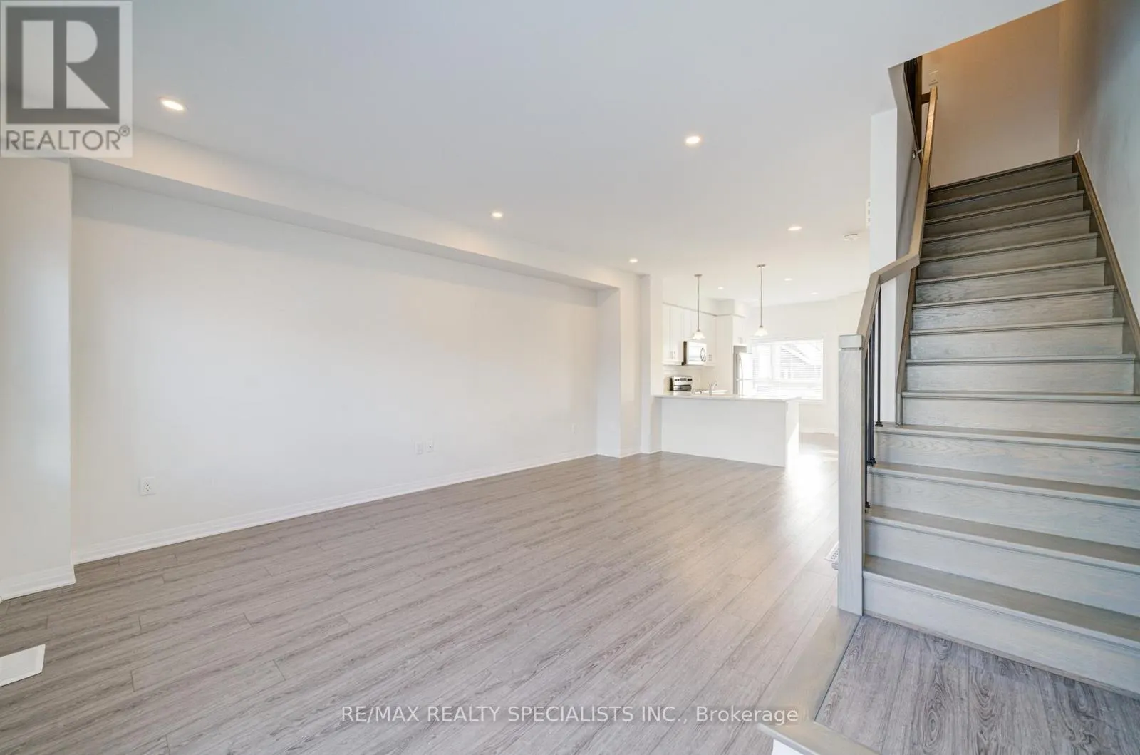 7 - 51 SPARROW AVENUE