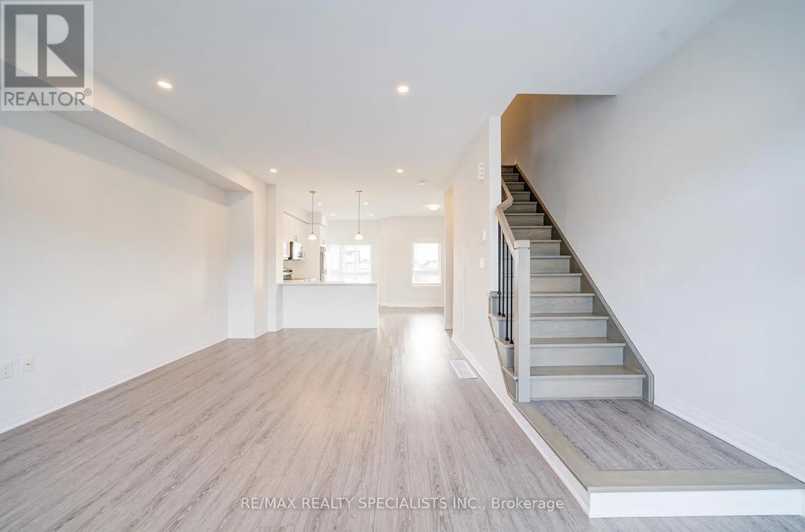 7 - 51 SPARROW AVENUE