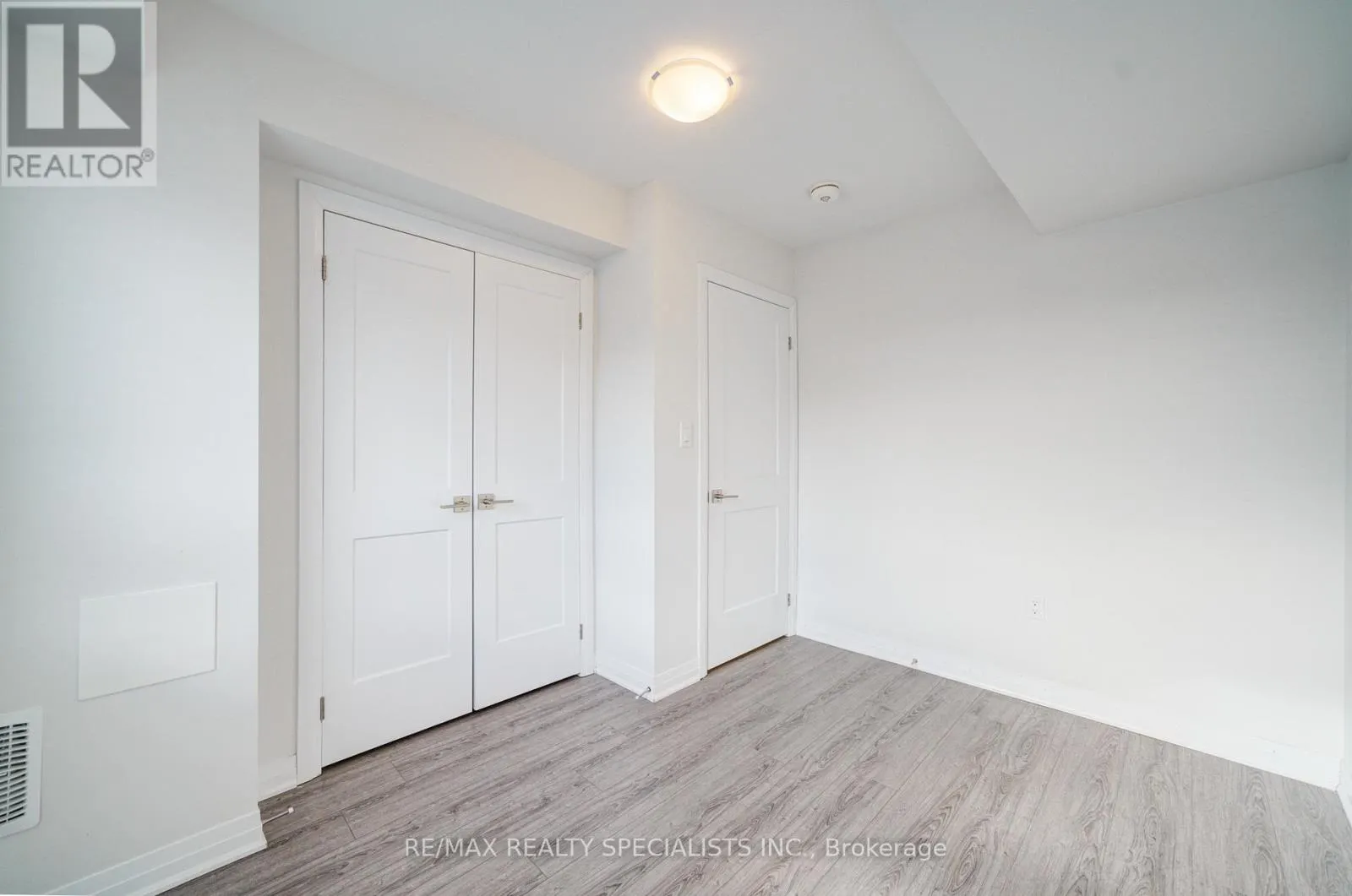 7 - 51 SPARROW AVENUE