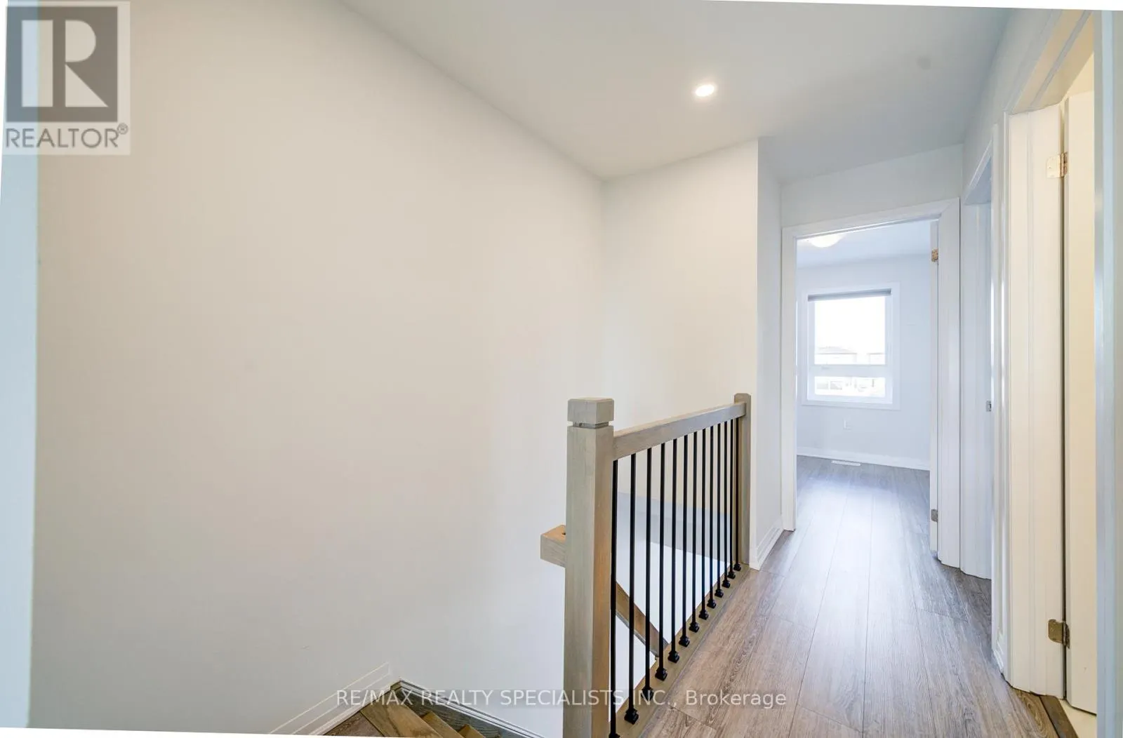 7 - 51 SPARROW AVENUE