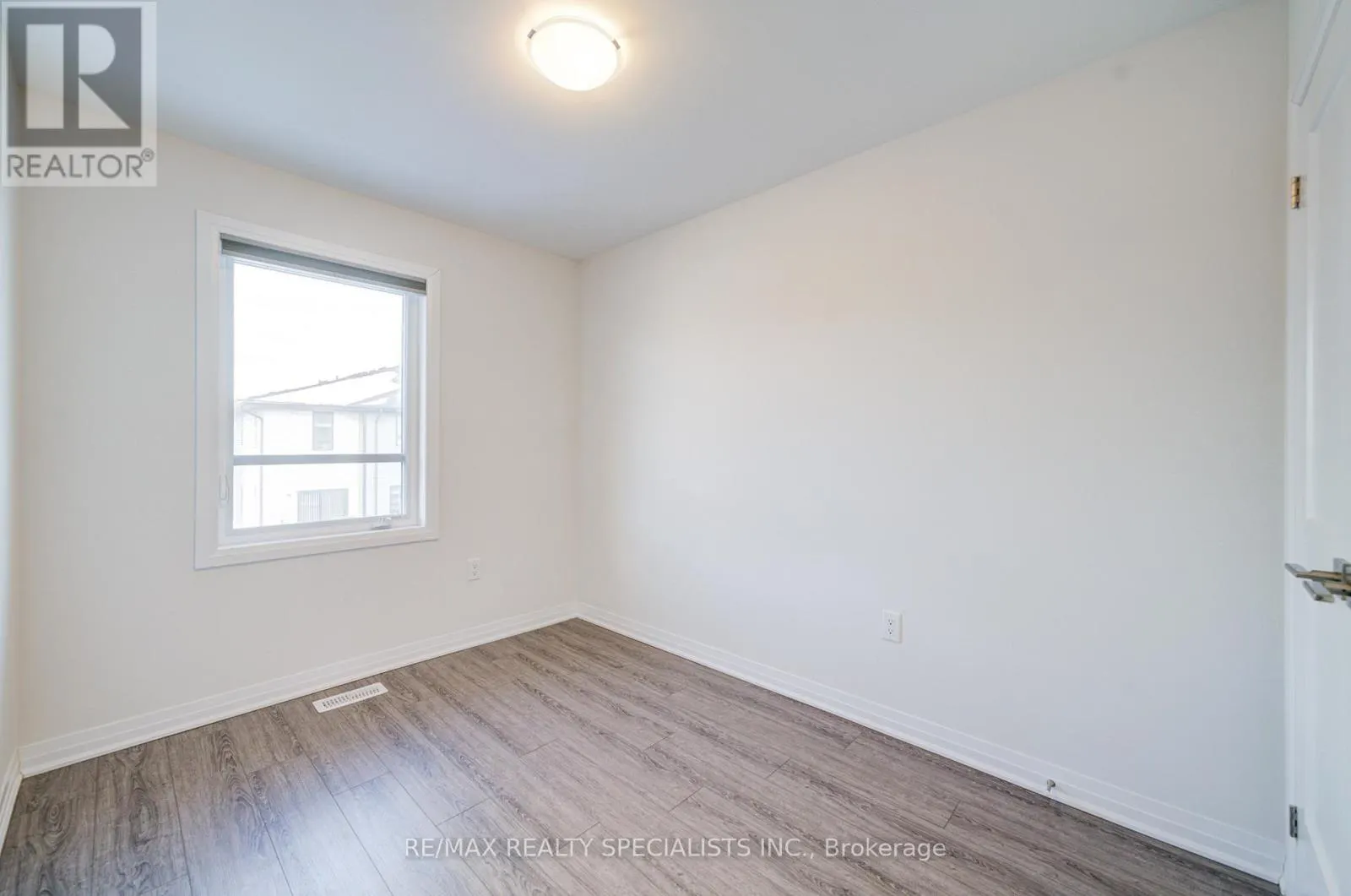 7 - 51 SPARROW AVENUE