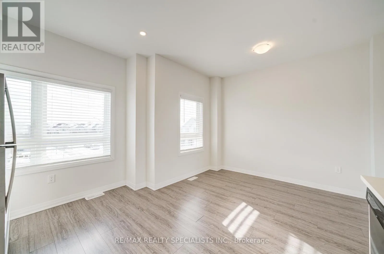 7 - 51 SPARROW AVENUE