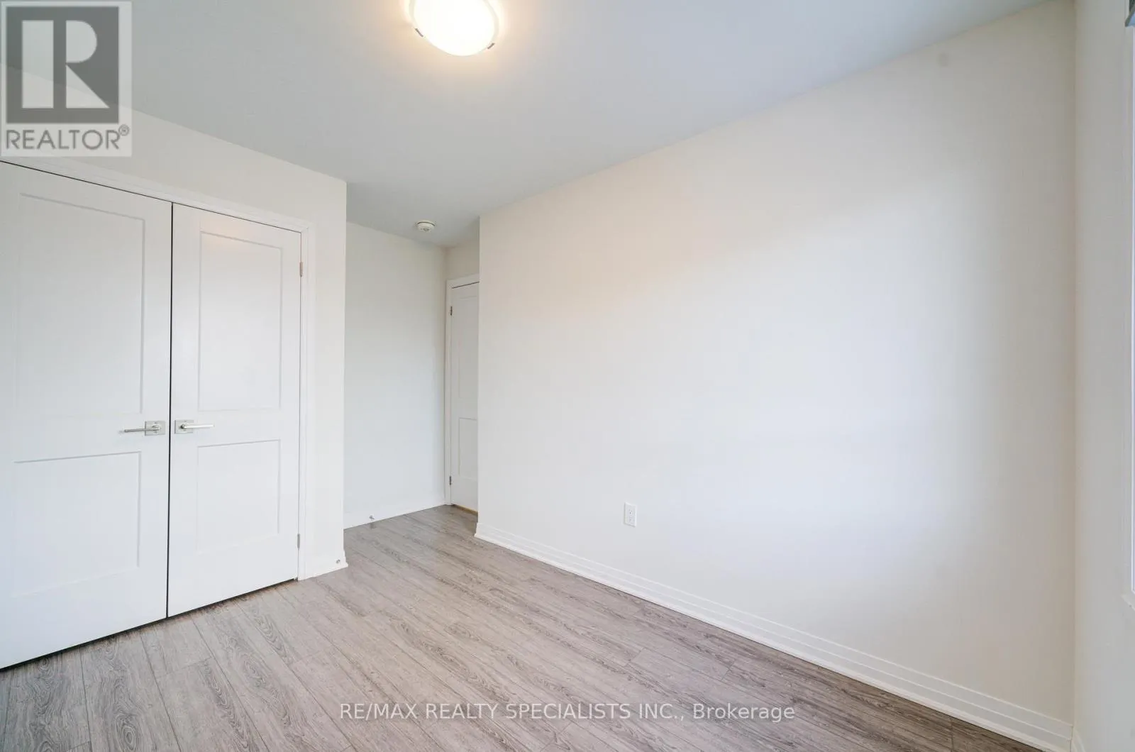 7 - 51 SPARROW AVENUE