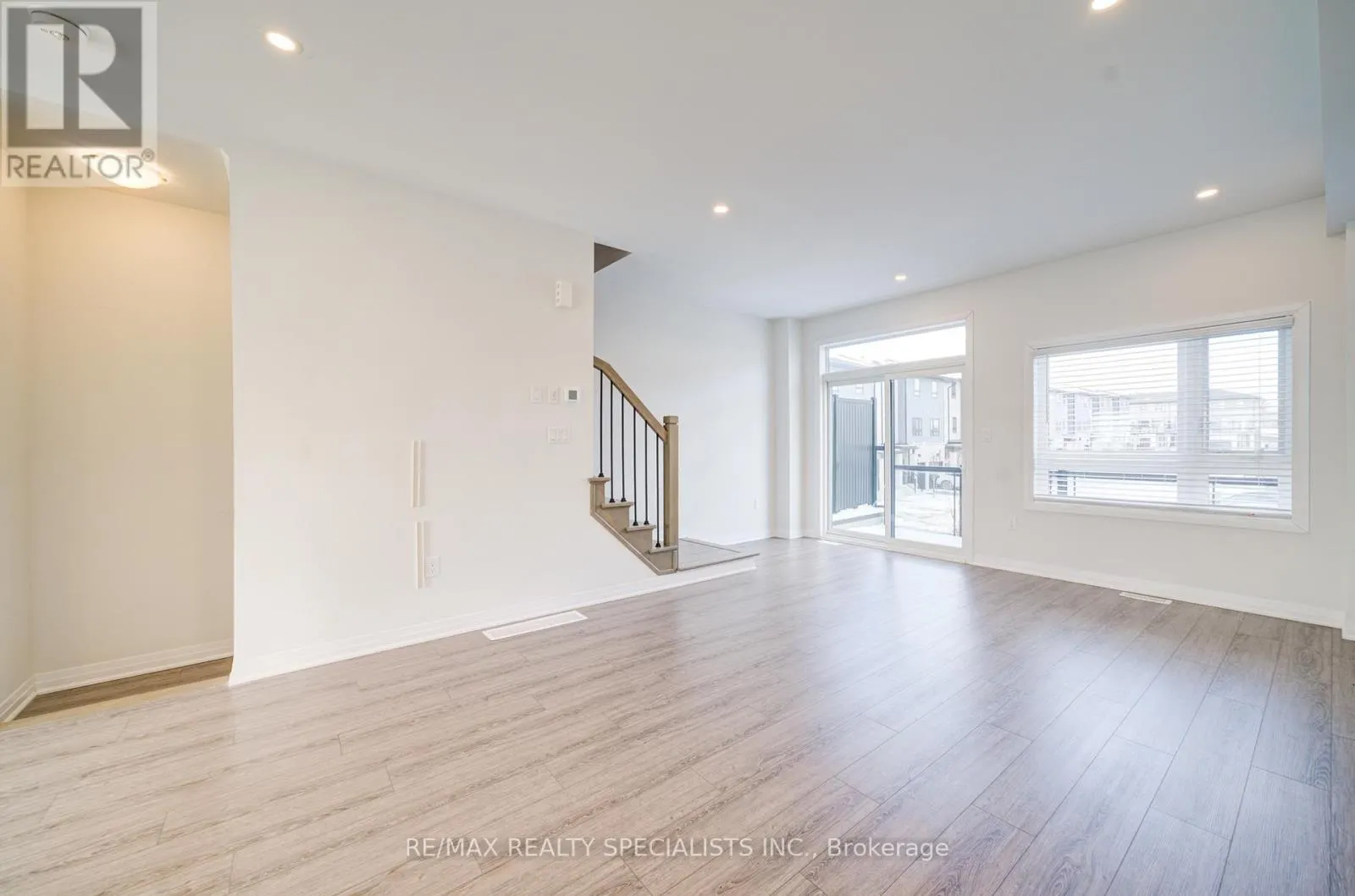 7 - 51 SPARROW AVENUE