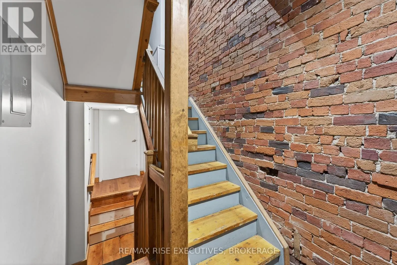 160 KING STREET E