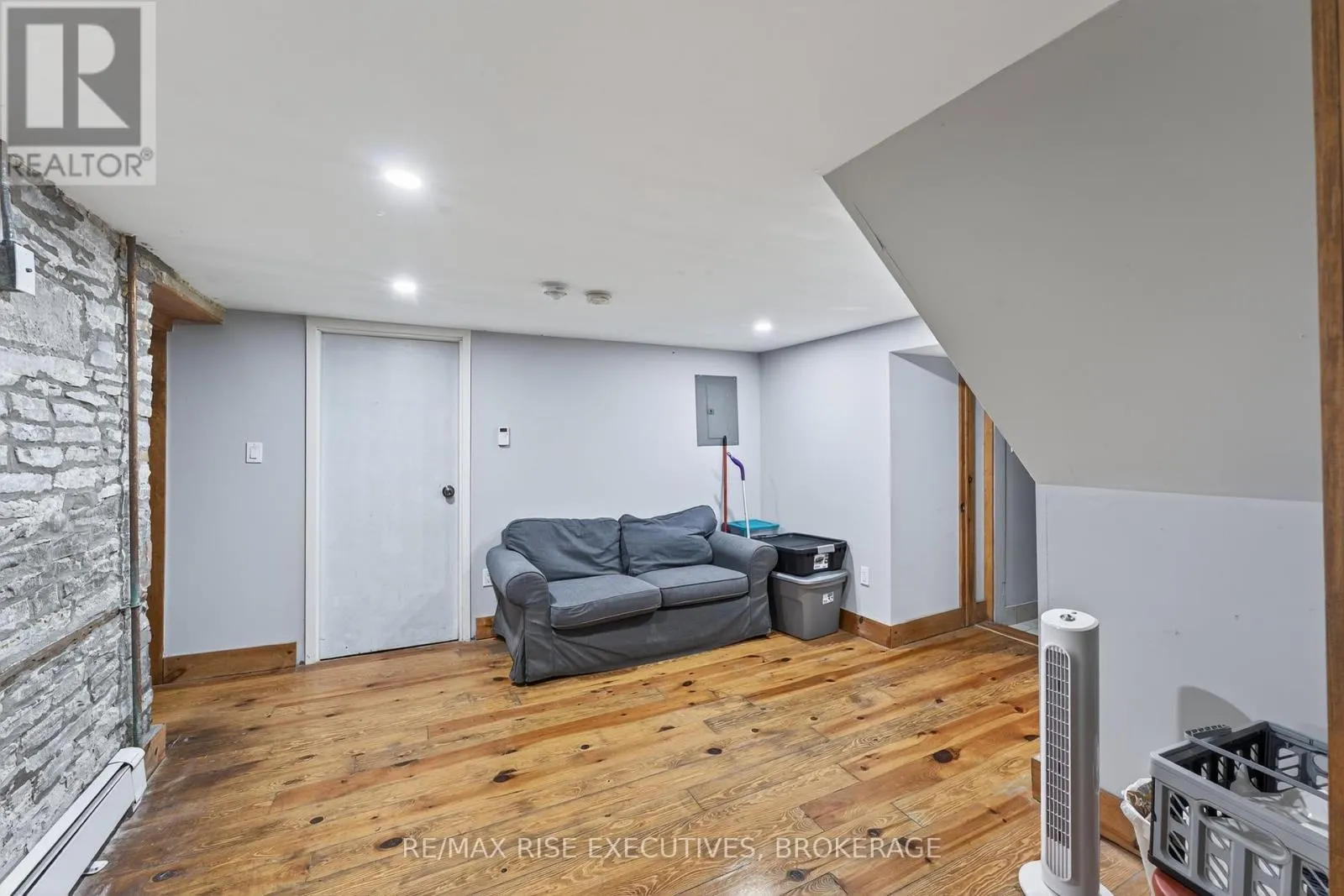 160 KING STREET E