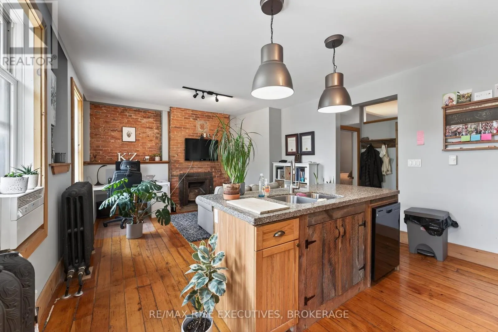 160 KING STREET E