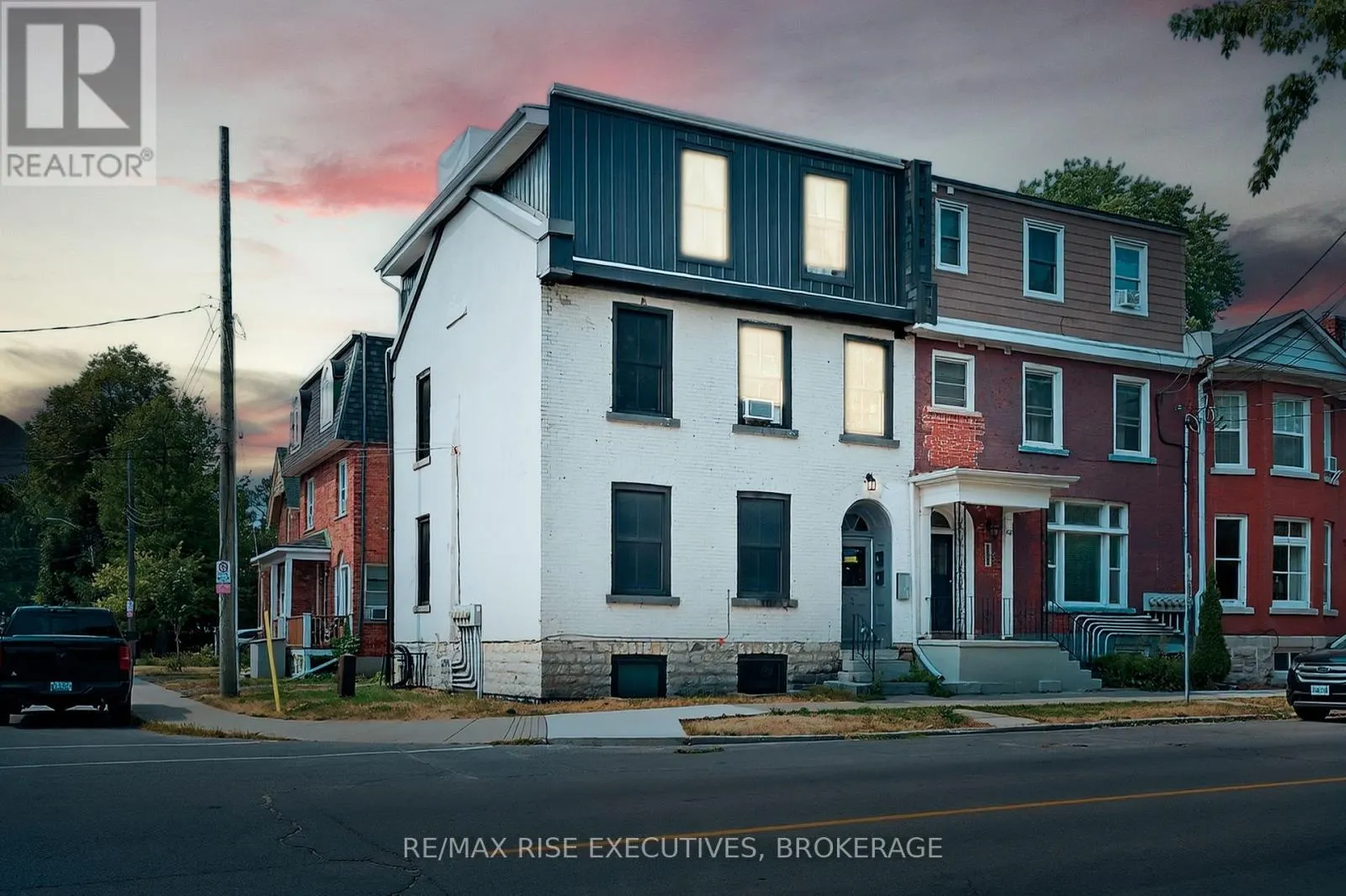 160 KING STREET E