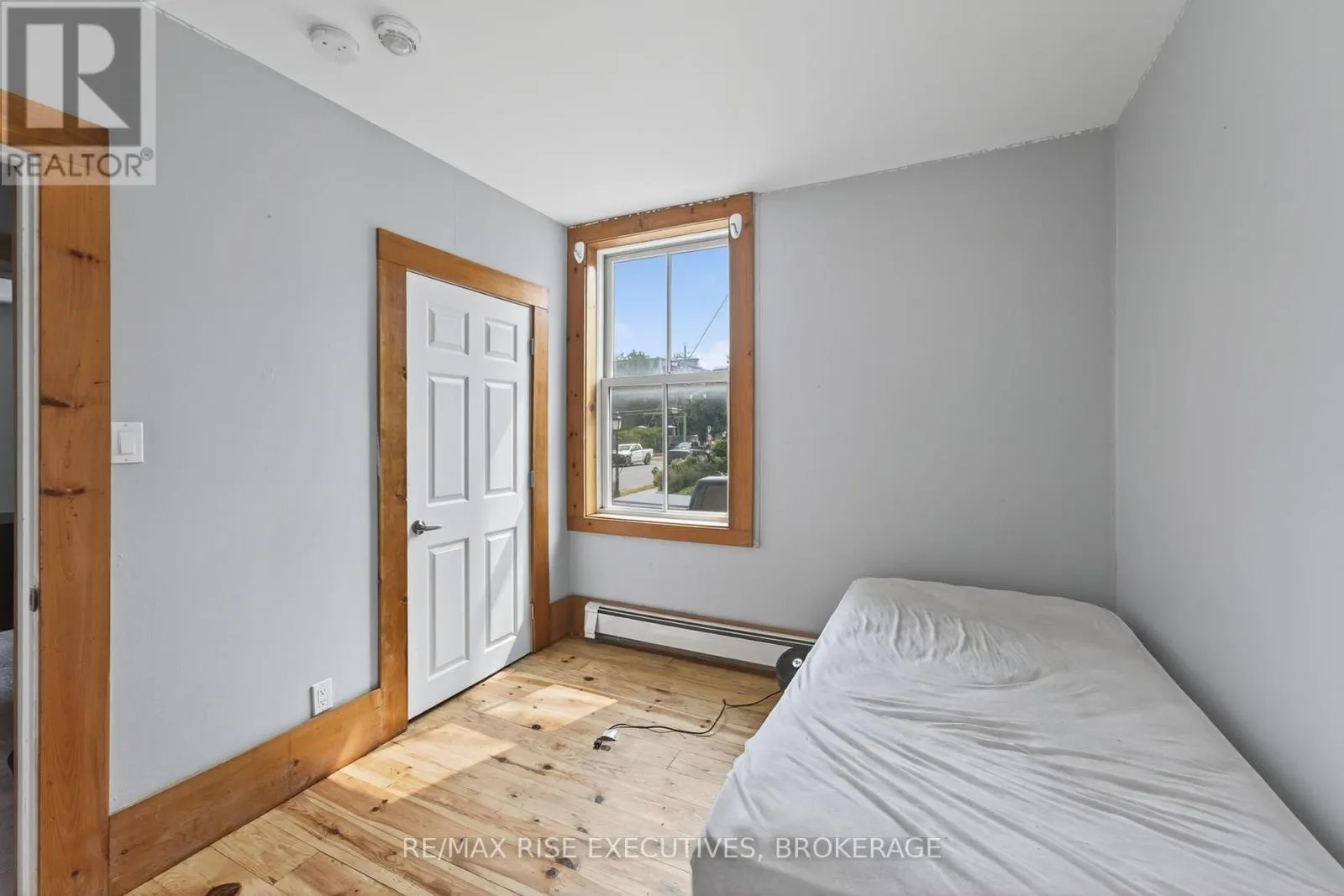 160 KING STREET E