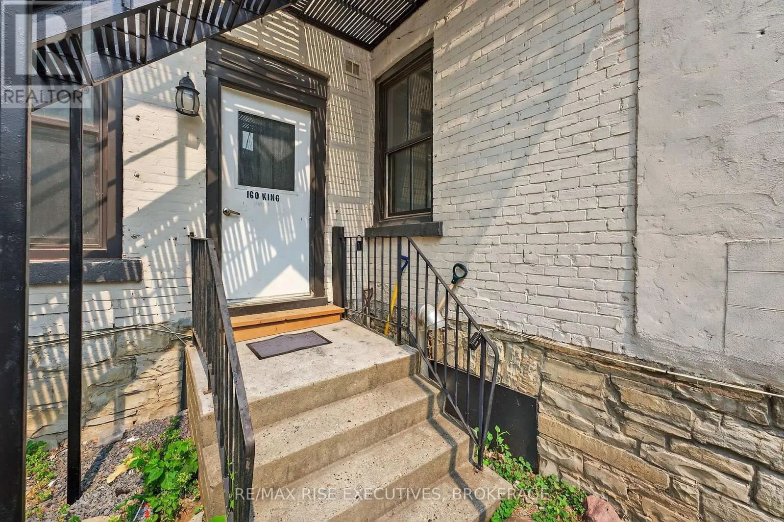 160 KING STREET E