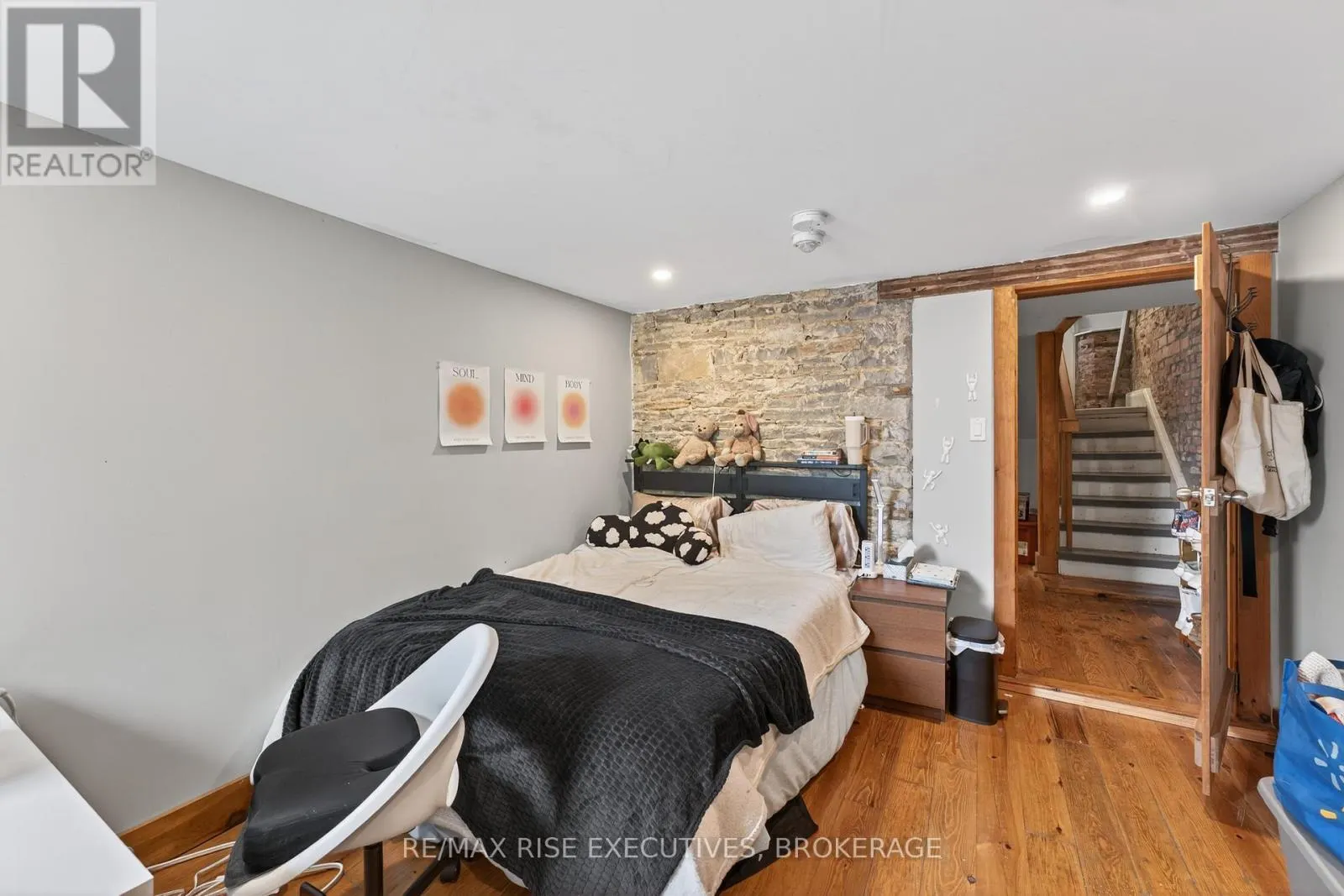 160 KING STREET E